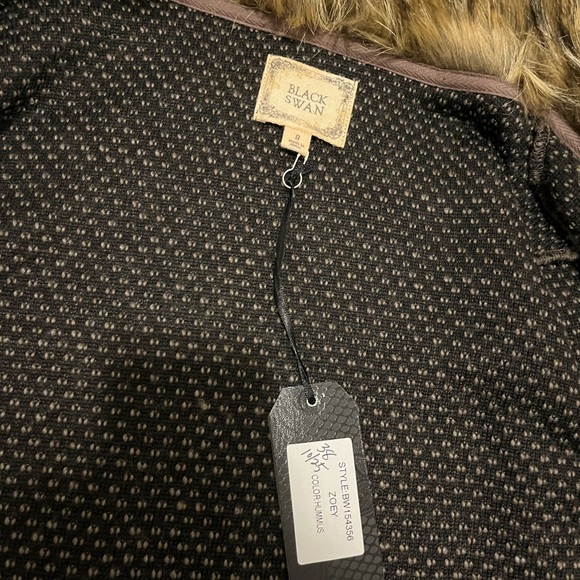 WRAP WITH SINGLE CLASP / FAUX FUR / NEW WITH TAGS NEVER USED / COZY KNIT - Picture 5 of 7